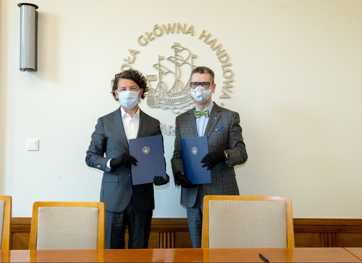 Porozumienie na&nbsp;organizację Online MBA for Startups podpisali prof.&nbsp;Piotr Wachowiak, rektor SGH (na fot. z&nbsp;prawej) oraz&nbsp;Jarosław Sroka, członek Zarządu Kulczyk Investments.