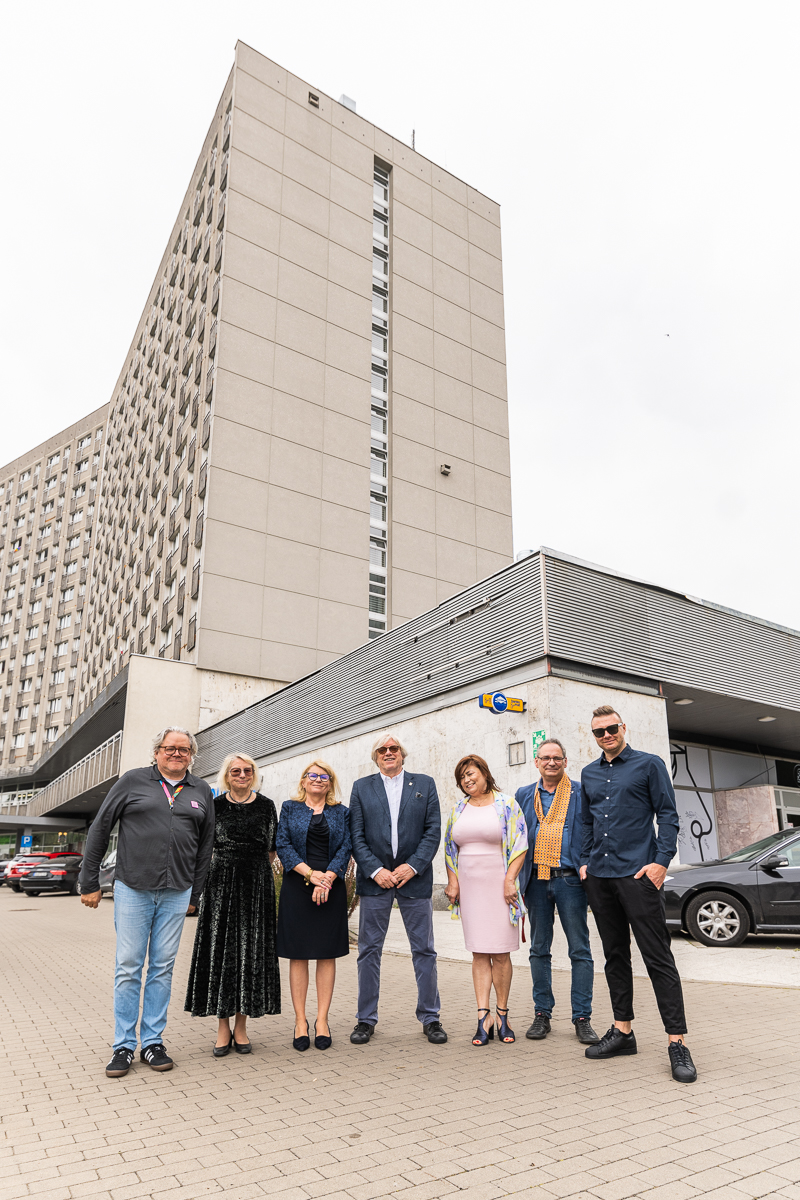 Ogłoszenie idei projektu. Od lewej: dyrektor festiwalu Malta Michał Merczyński, Alina Kurczewska - prezes Towarzystwa Muzycznego im. H. Wieniawskiego, rektor UAM Bogumiła Kaniewska, Karol Działoszyński, prezes i&nbsp;przewodniczący rady Fundacji Malta, Agnieszka Chrabąszcz ze Student Depot Poznań, rektor UAP Wojciech Hora, Łukasz Gruszczyński - autor mającego powstać muralu. (Fot. M.Zakrzewski).